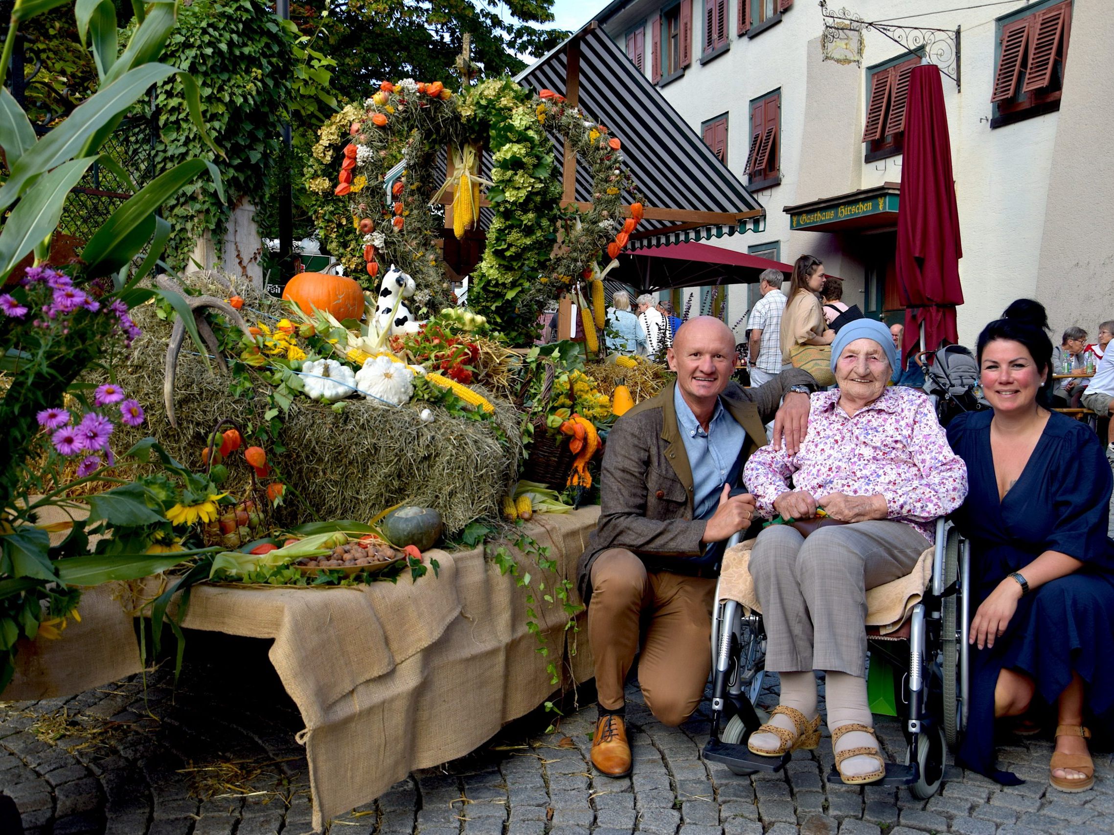 Unlängst lud das Stadtmarketing Bludenz zum Erntedankmarkt in die Bludenzer Altstadt. Unter den Besuchern befanden sich die mit 103 Jahren älteste Bludenzerin Stefanie Wirth und ihr Enkel Joachim Weixlbaumer mit Gattin Nicole.