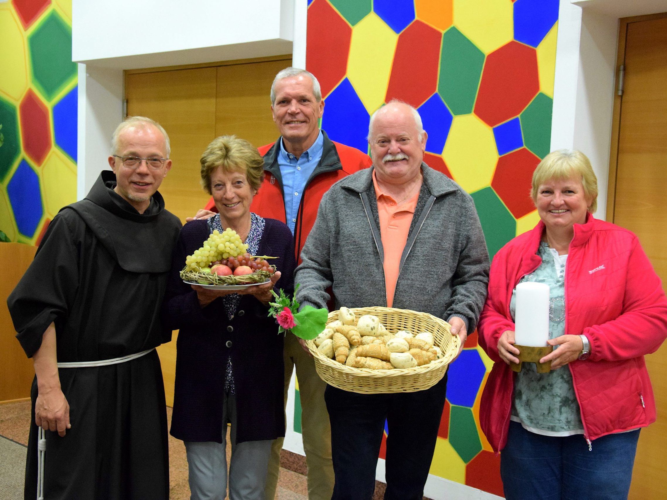 Erntedank-Agape im Foyer der Volksschule Lorüns, v. l. : Pater Guido Kobiec, Berta Batlogg, Lothar Bickel sowie Franz und Adele Marte. Erntedank-Agape im Foyer der Volksschule Lorüns, v. l. : Pater Guido Kobiec, Berta Batlogg, Lothar Bickel sowie Franz und Adele Marte.