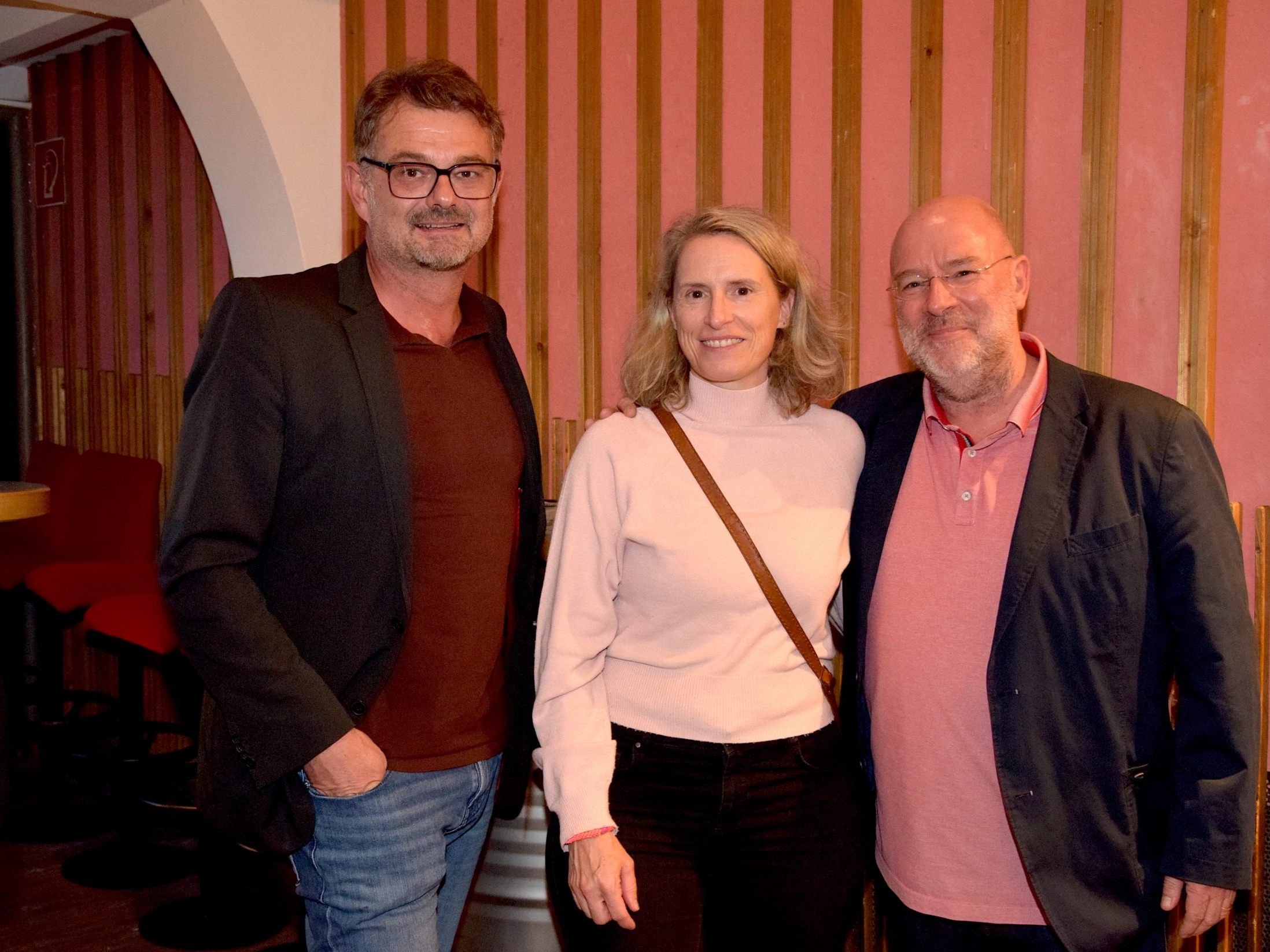Moderator Manfred Welte (l.) und Dir. Andreas Rudigier (Vorarlberg Museum) mit Gattin Eva bei der kürzlich erfolgten Eröffnung der Tagung in der Kulturbühne in Schruns.