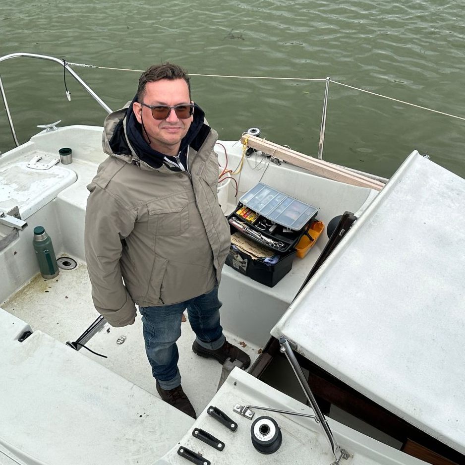 Der Harder Hafen wird derzeit winterfest gemacht. Boote werden aus dem See geholt.