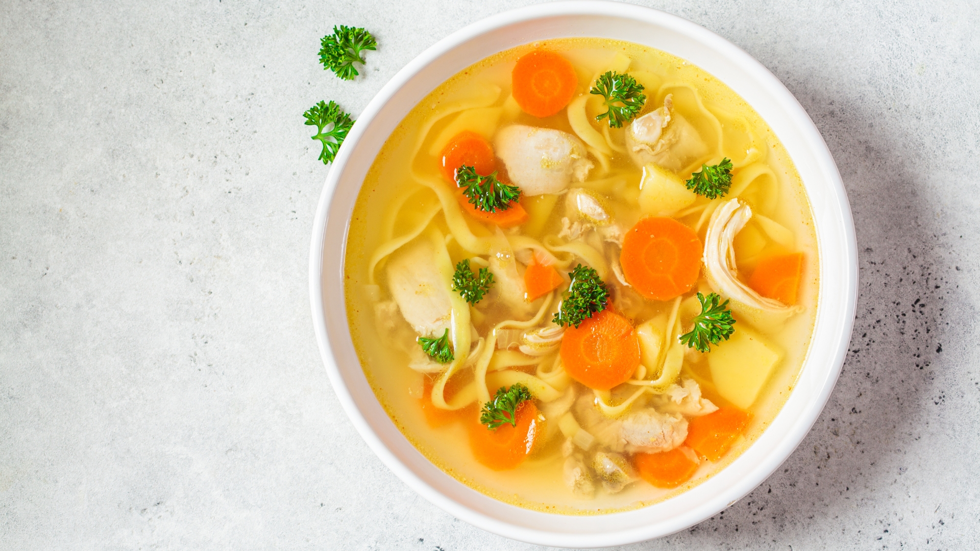 Wählt man frisch zubereitete statt Dosen-Hühnersuppe, erhält man vollständige Proteine, vielfältige Vitamine, Mineralien und notwendige Hydratation. Wählt man frisch zubereitete statt Dosen-Hühnersuppe, erhält man vollständige Proteine, vielfältige Vitamine, Mineralien und notwendige Hydratation.