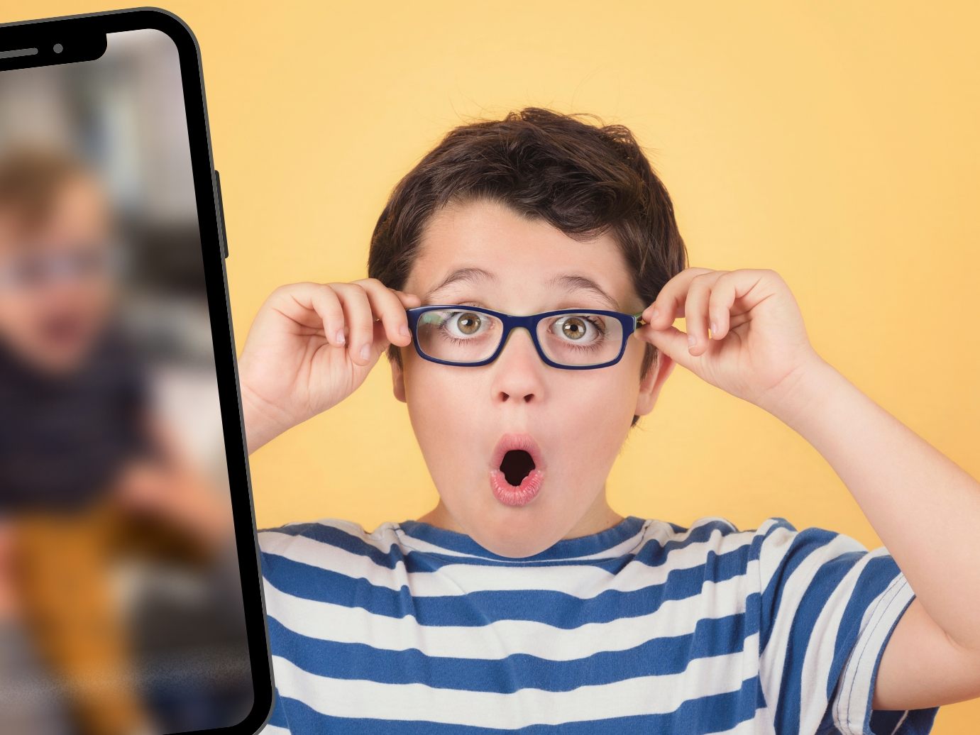 Erstaunter Blick eines Jungen, als er das erste Mal mit klarer Sicht sehen kann Erstaunter Blick eines Jungen, als er das erste Mal mit klarer Sicht sehen kann