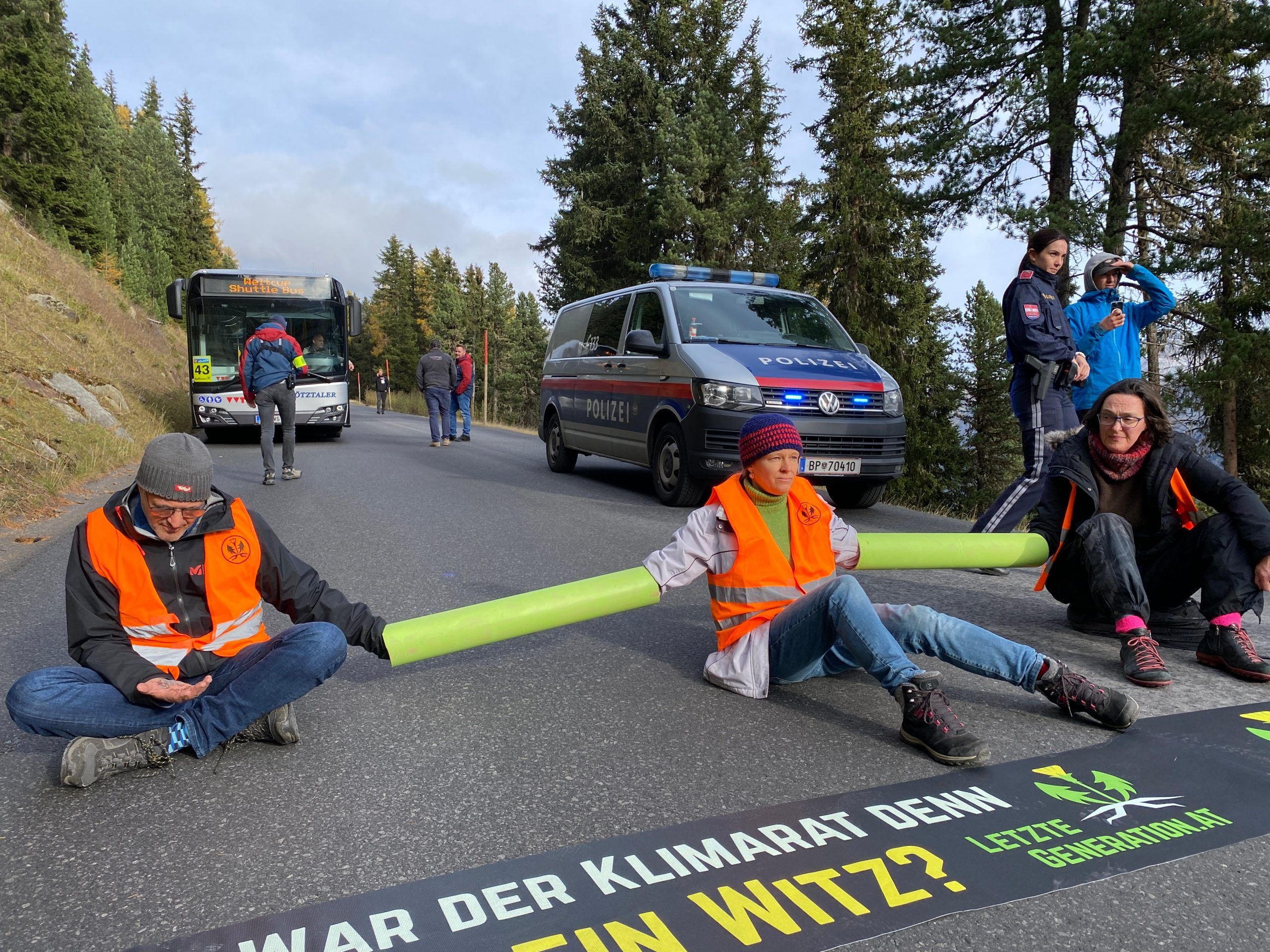 Eine Klimaaktion vor dem Weltcup-Rennen in Sölden. Eine Klimaaktion vor dem Weltcup-Rennen in Sölden.