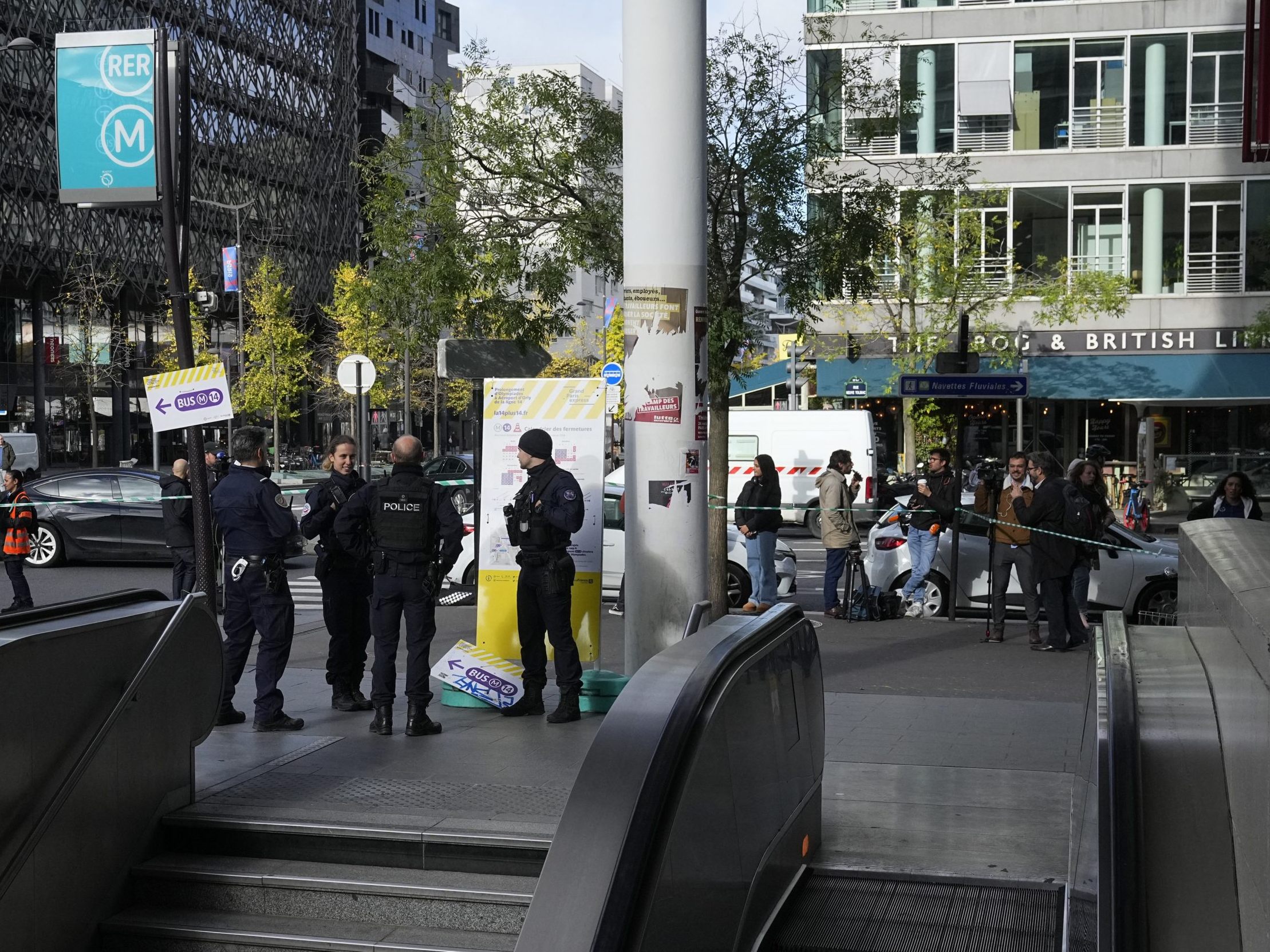 Eine Frau in Paris drohte damit, sich in die Luft zu sprengen. Eine Frau in Paris drohte damit, sich in die Luft zu sprengen.