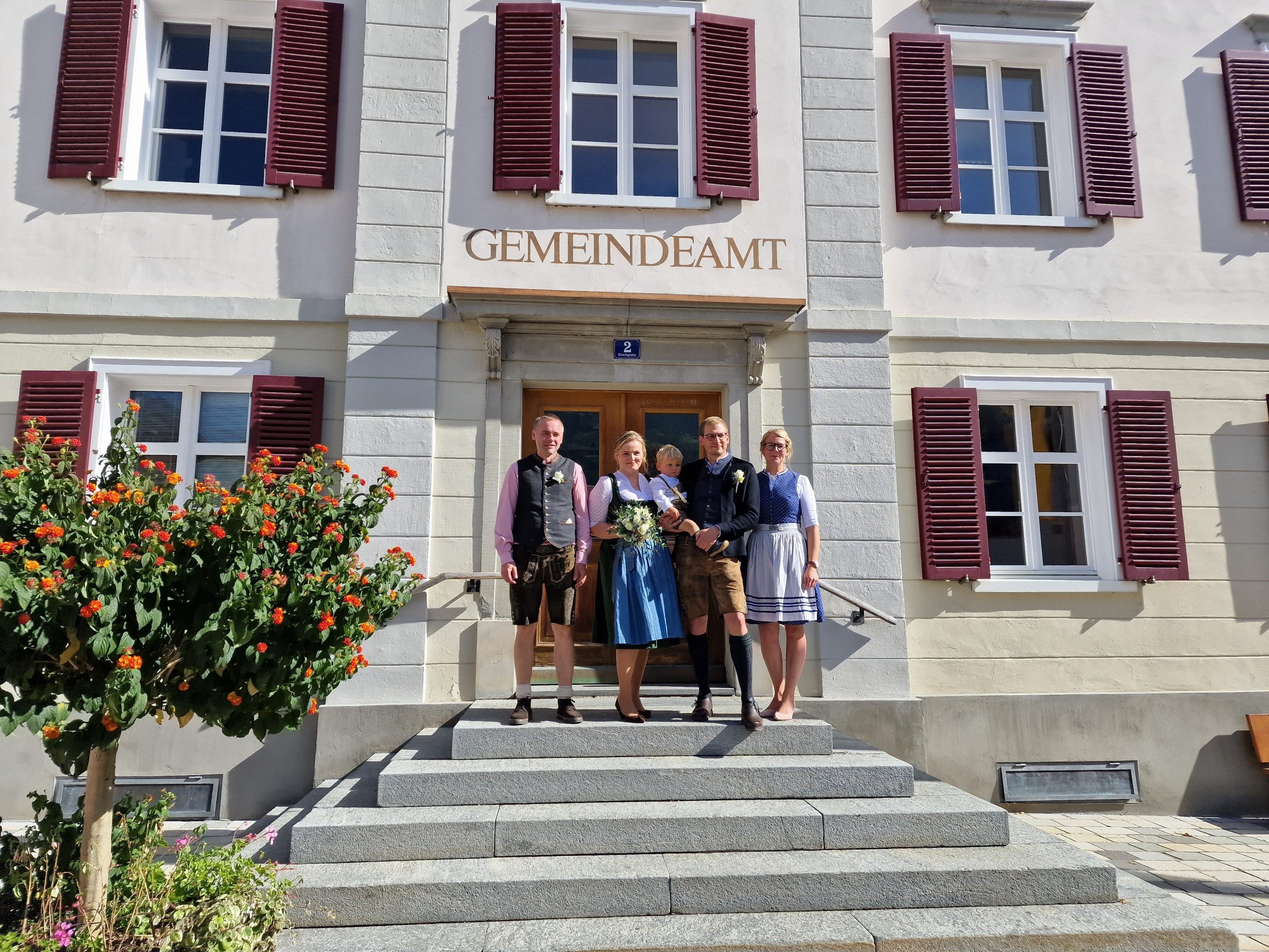 Das frisch vermählte Ehepaar Läer mit Söhnchen Kurt und den Trauzeugen.