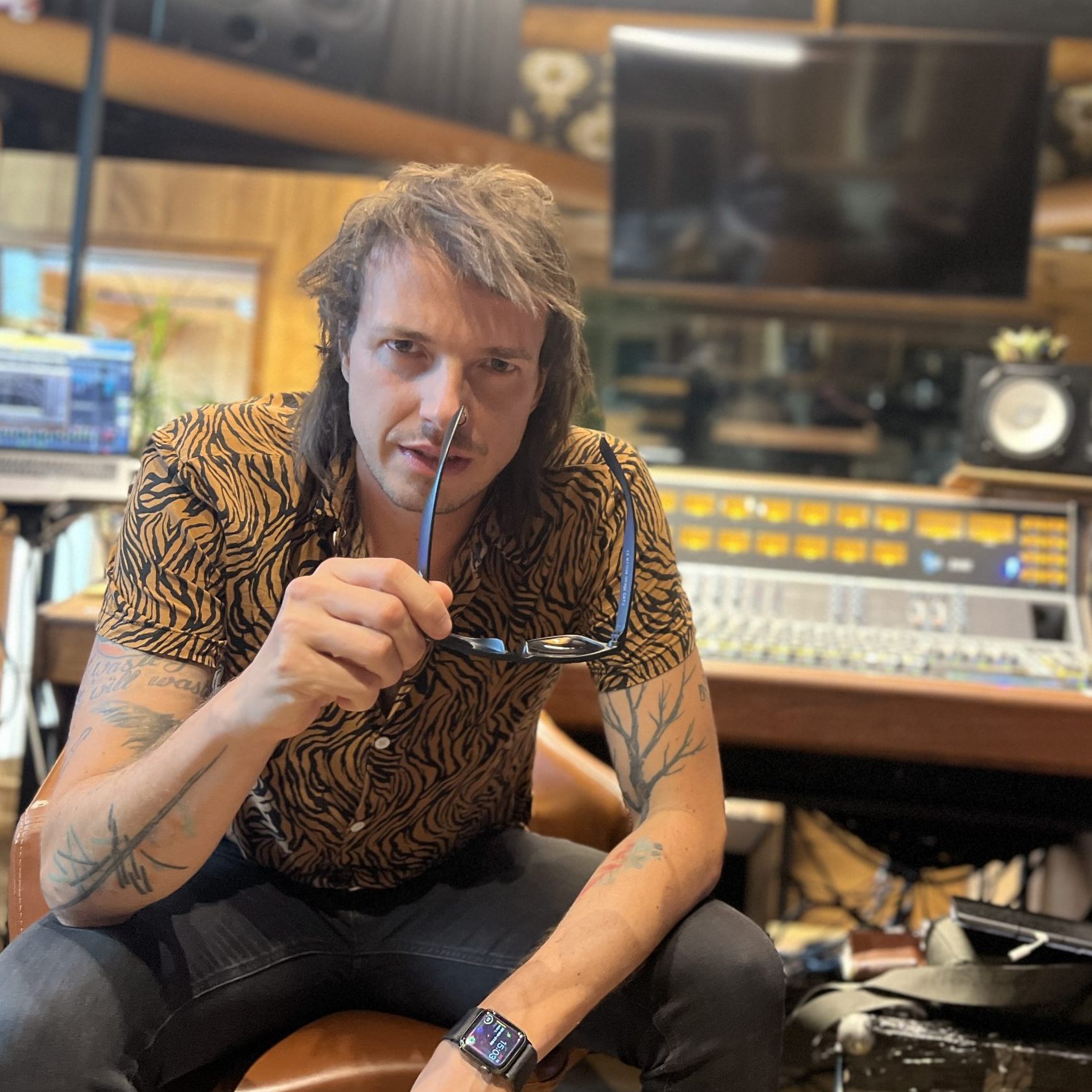 Dominik "Marco Pogo" Wlazny bei Toni Loitsch in den Nautilus Studios in Dornbirn.