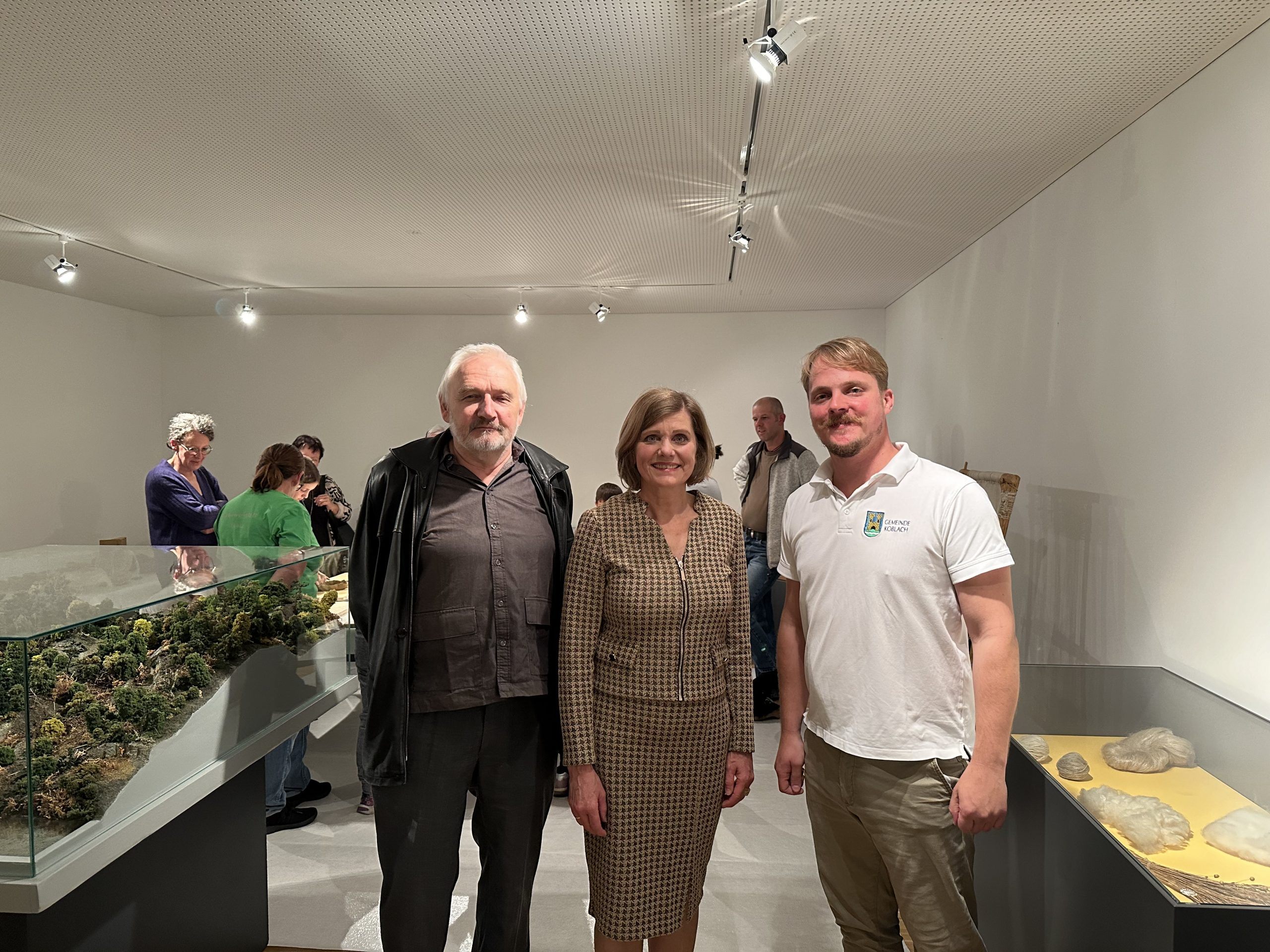 Landesstatthalterin Barbara Schöbi-Fink und ihr Gatte Philipp bei der urgeschichtlichen Führung mit Johannes Tschohl (re.)