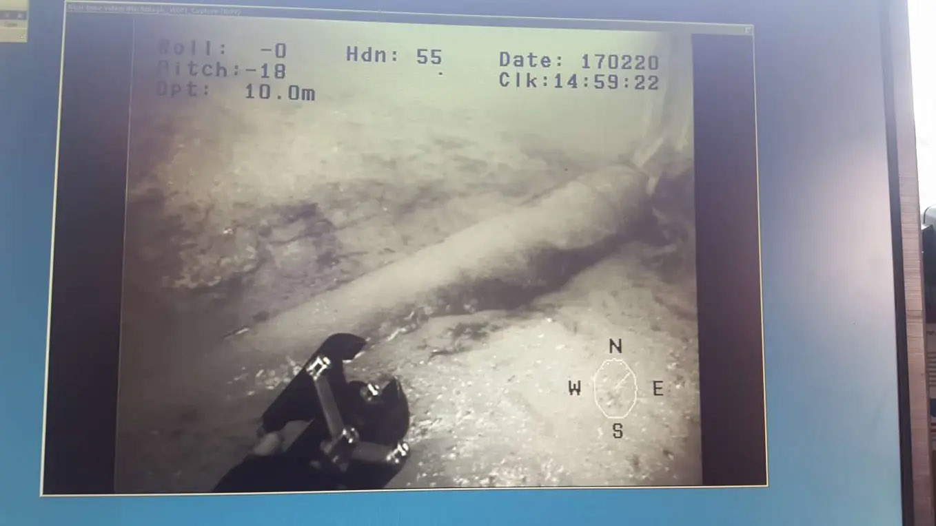 Nur das Heck des Torpedos ragte noch aus dem sandigen Untergrund.