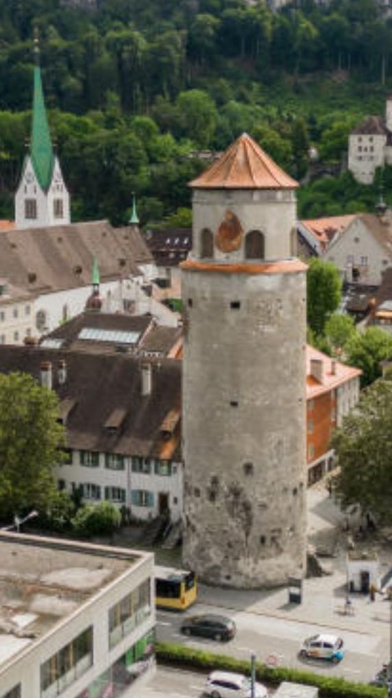 Der Katzenturm besticht durch seine zentrale Lage in Feldkirch und sein historisches Flair mitten im modernen Stadtleben.