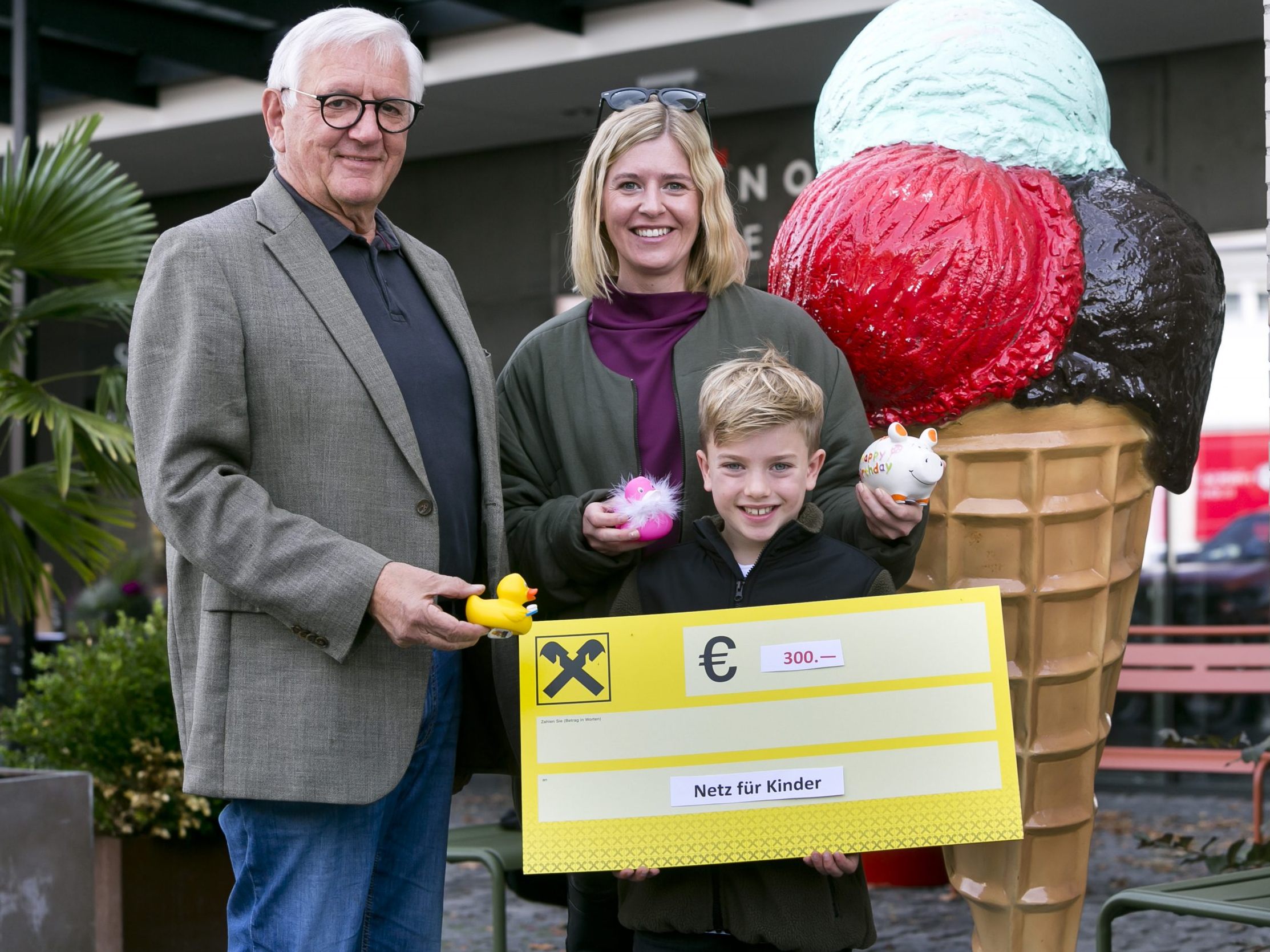 Scheckübergabe von Eliah aus Schruns an „Netz für Kinder-Botschafter“ Franz Abbrederis, zusammen mit Mama Sarah.