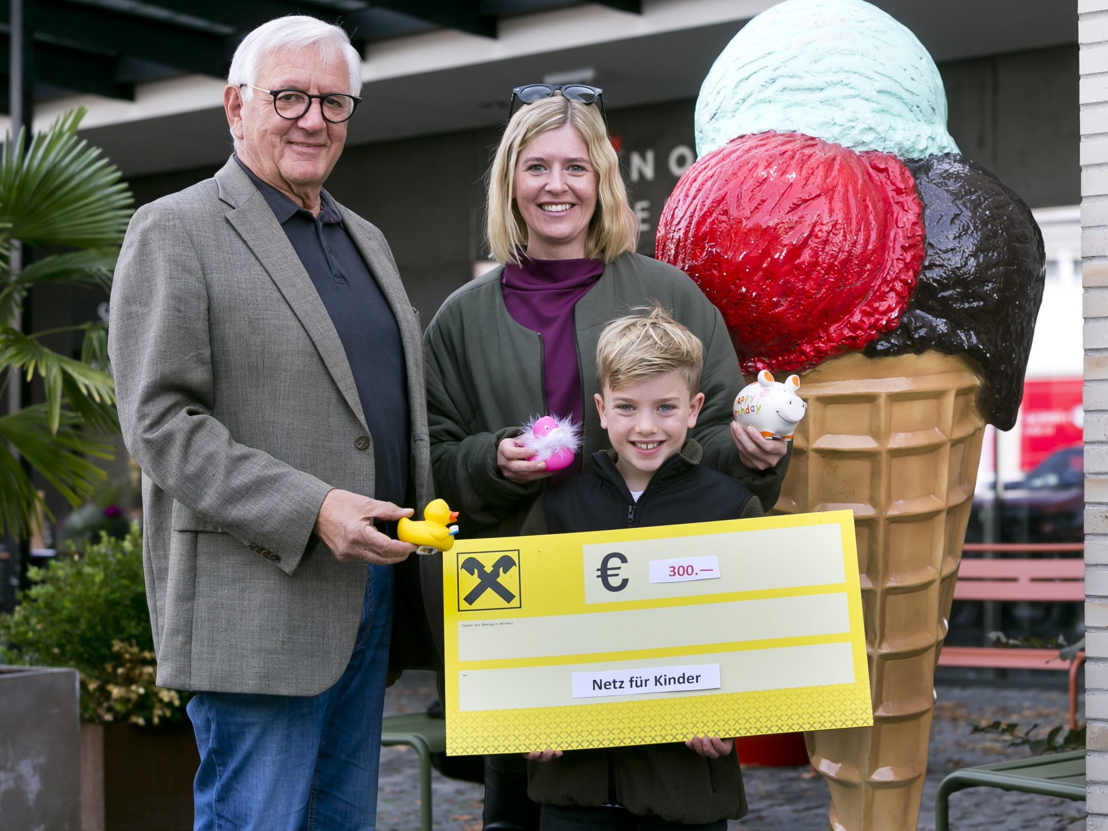 Foto: Geburtstagsgeschenks- Übergabe von Eliah aus Schruns an „Netz für Kinder-Botschafter“ Franz Abbrederis, zusammen mit Mama Sarah
