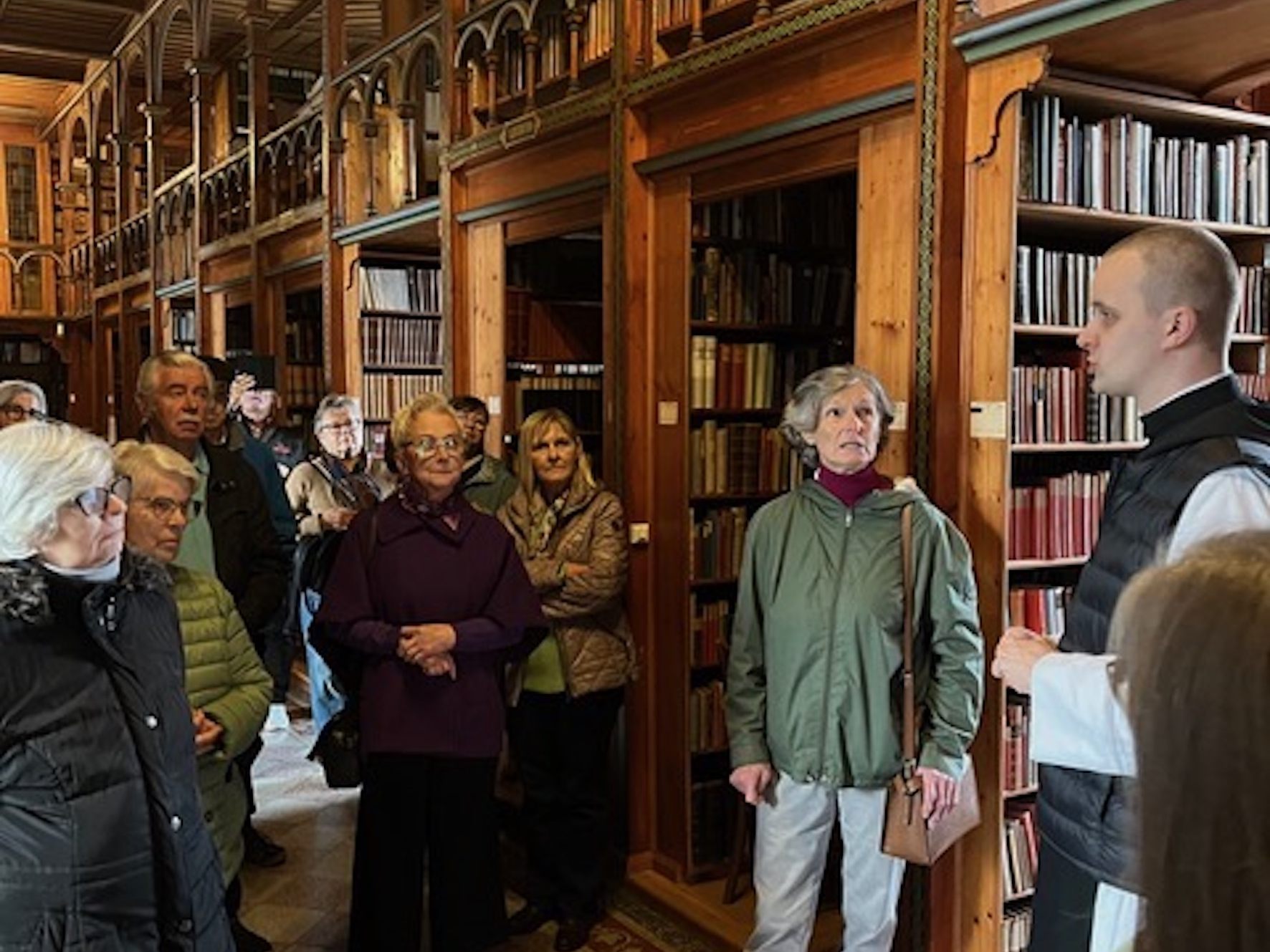Interessierte ZuhörerInnen bei der Klosterführung Interessierte ZuhörerInnen bei der Klosterführung