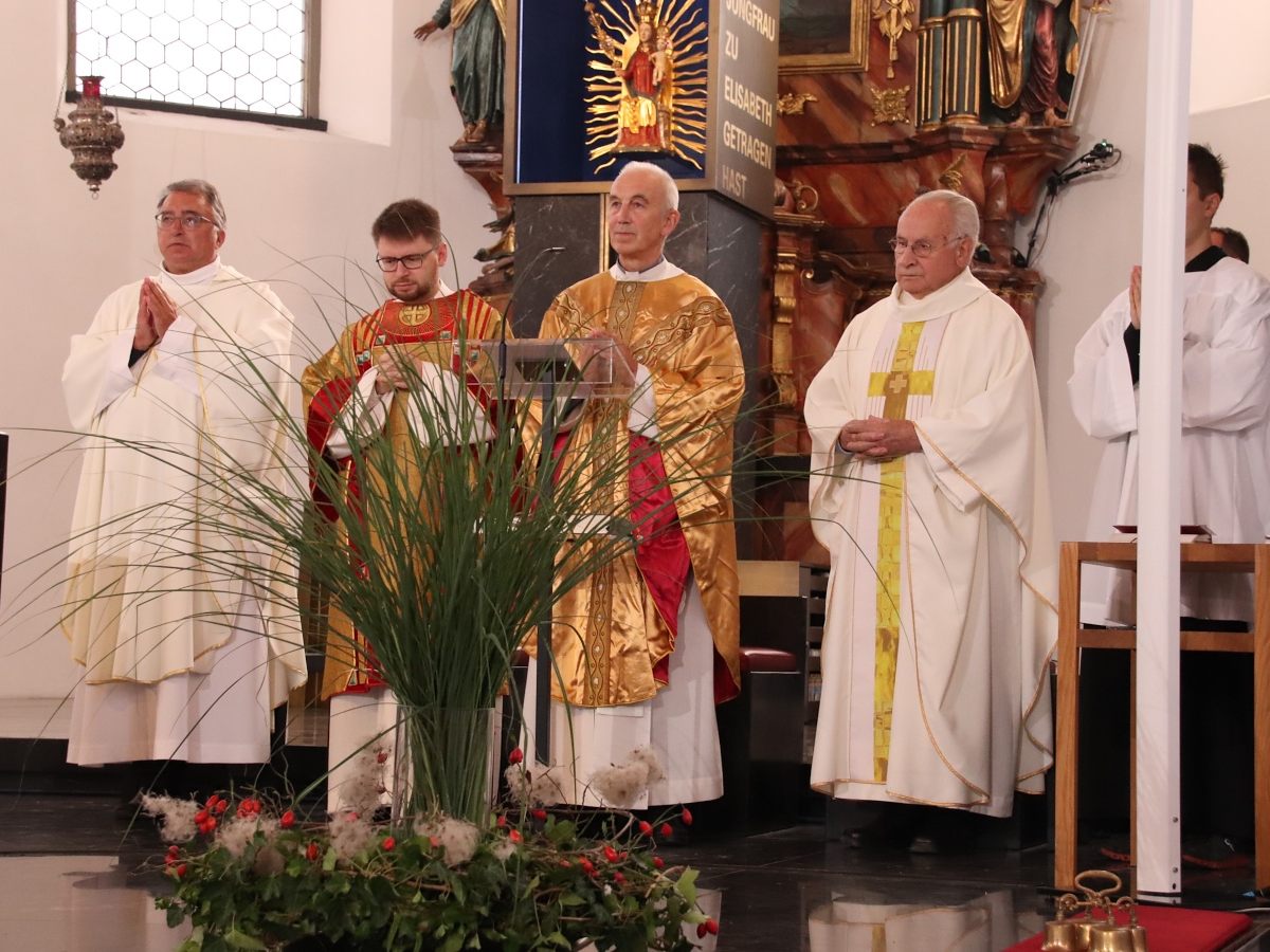 Zelebrierten den „Rosenkranzsonntag“: Pfarrer Werner Ludescher, Diakon Vasily Prusakov, Dekan Paul Burtscher und Pfarrer i.R. Ehrenreich Bereuter. Zelebrierten den „Rosenkranzsonntag“: Pfarrer Werner Ludescher, Diakon Vasily Prusakov, Dekan Paul Burtscher und Pfarrer i.R. Ehrenreich Bereuter.