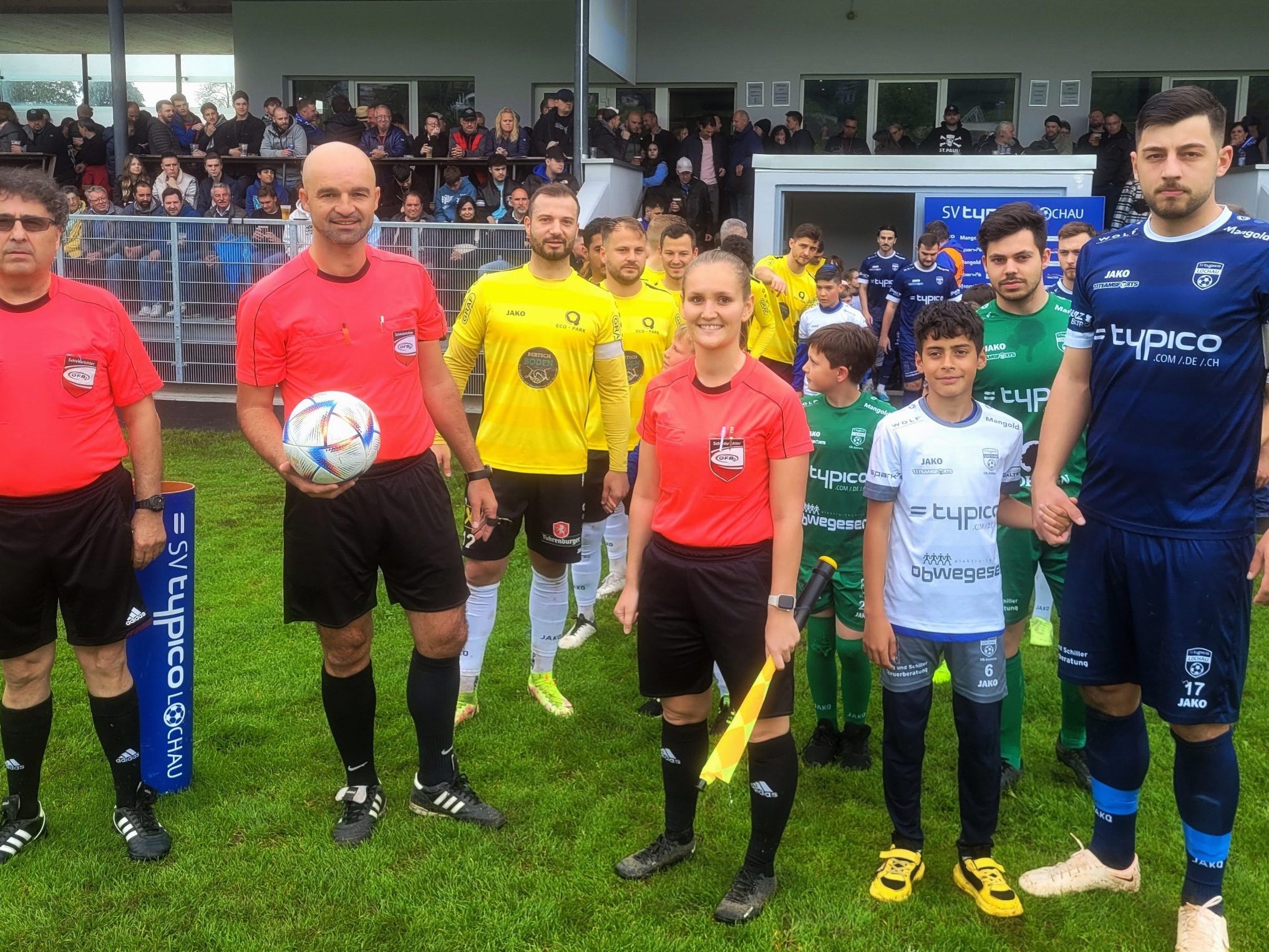 Ein volles Haus und beste Fußballstimmung: Besuchen Sie am Samstag das Leiblachtalderby SV typico Lochau gegen den RUPP FOOD Austria FC Hörbranz im Stadion Hoferfeld. Ein volles Haus und beste Fußballstimmung: Besuchen Sie am Samstag das Leiblachtalderby SV typico Lochau gegen den RUPP FOOD Austria FC Hörbranz im Stadion Hoferfeld.