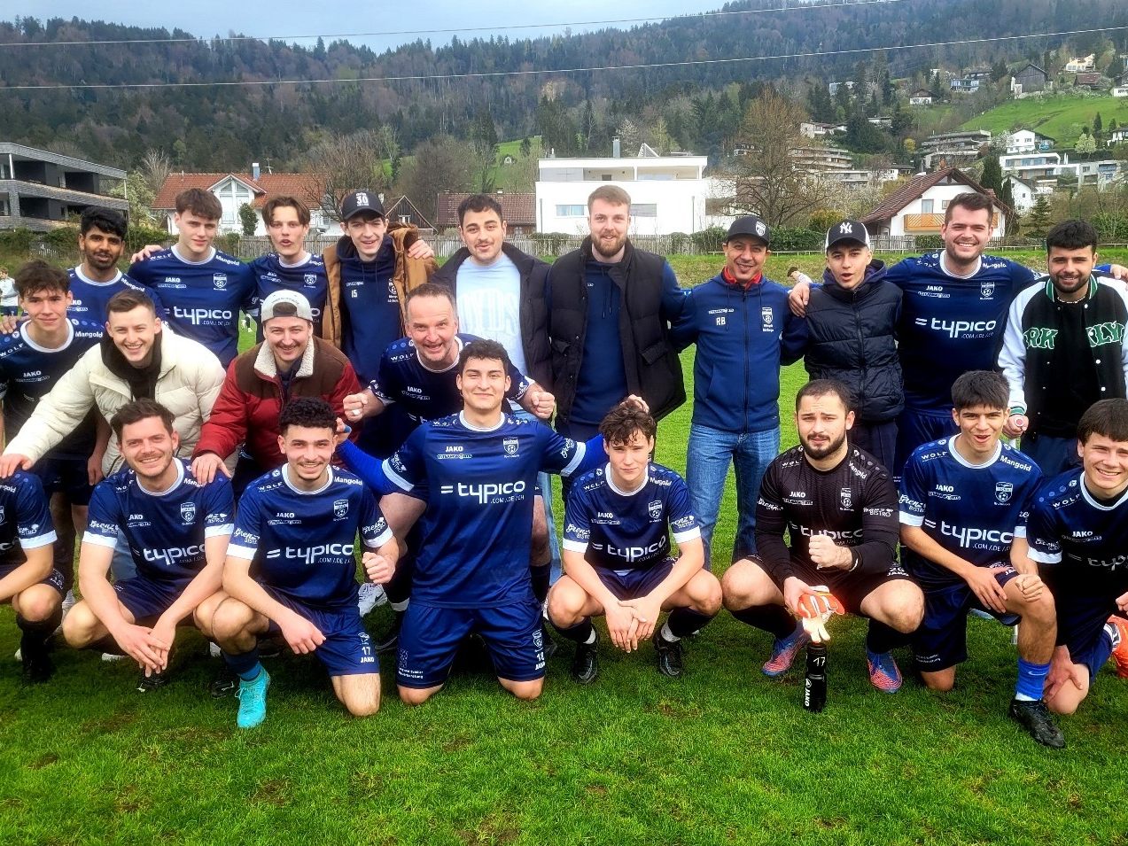 Nach dem Aufstieg in die 3. Landesklasse schwimmt die 1b Mannschaft des SV typico Lochau (Bild) weiter auf der Erfolgswelle. Da lohnt es sich, am Samstag bereits um 13.30 Uhr ins Stadion Hoferfeld zu kommen. Nach dem Aufstieg in die 3. Landesklasse schwimmt die 1b Mannschaft des SV typico Lochau (Bild) weiter auf der Erfolgswelle. Da lohnt es sich, am Samstag bereits um 13.30 Uhr ins Stadion Hoferfeld zu kommen.