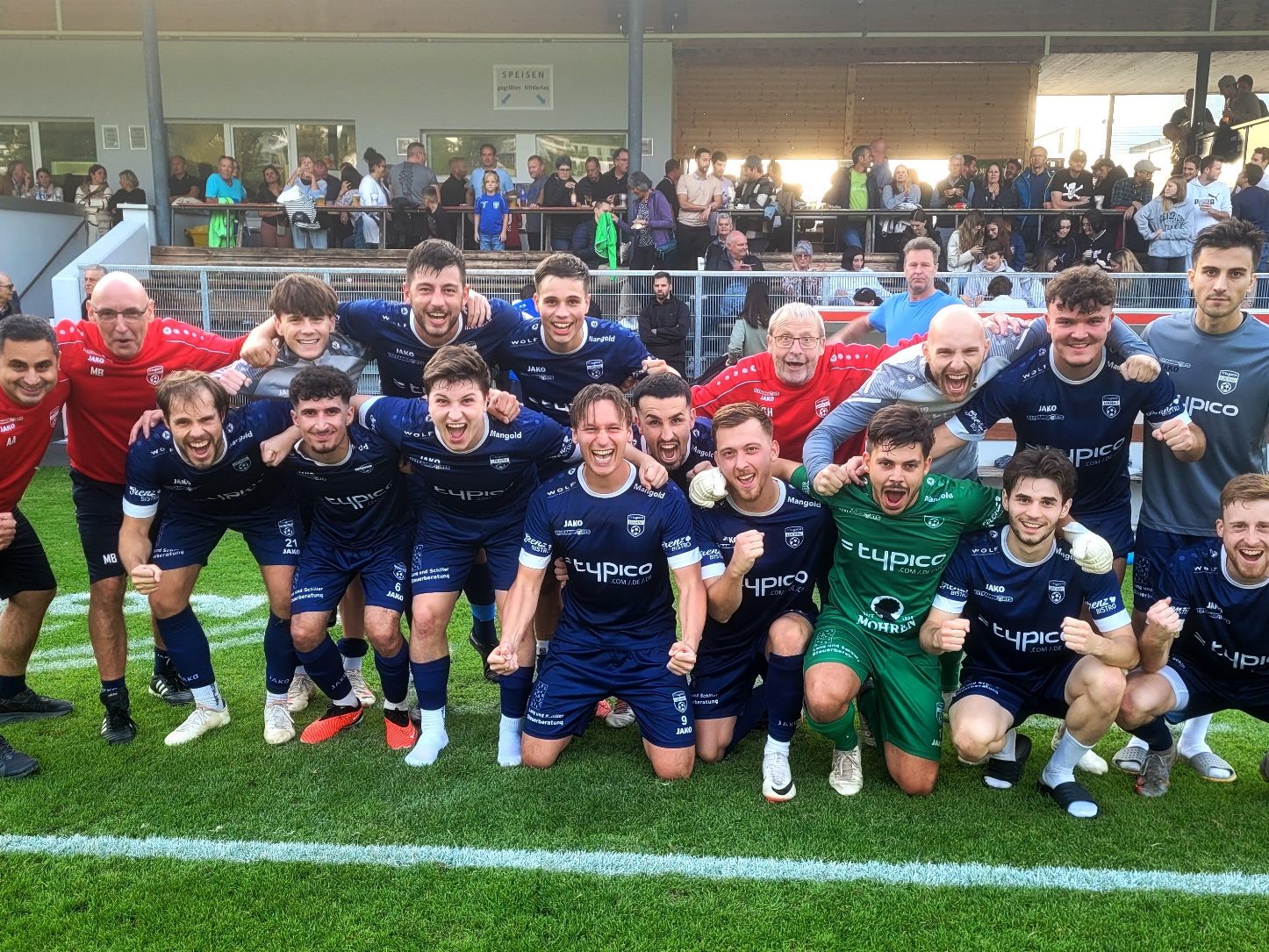 Das Team des SV typico Lochau jubelt zusammen mit den zahlreichen Fans über den glücklichen 1:0 Derbysieg gegen den Nachbarverein Rupp Food Austria FC Hörbranz. Das Team des SV typico Lochau jubelt zusammen mit den zahlreichen Fans über den glücklichen 1:0 Derbysieg gegen den Nachbarverein Rupp Food Austria FC Hörbranz.