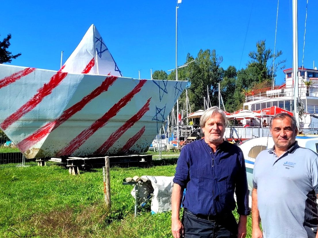 Bürgermeister Frank Matt und Wirtschaftshofleiter Willi Hane freuen sich über interessante Vorschläge für die passende „Wiederverwertung“ des Festspiel-Papierbootes hier in Lochau am Bodensee. Bürgermeister Frank Matt und Wirtschaftshofleiter Willi Hane freuen sich über interessante Vorschläge für die passende „Wiederverwertung“ des Festspiel-Papierbootes hier in Lochau am Bodensee.