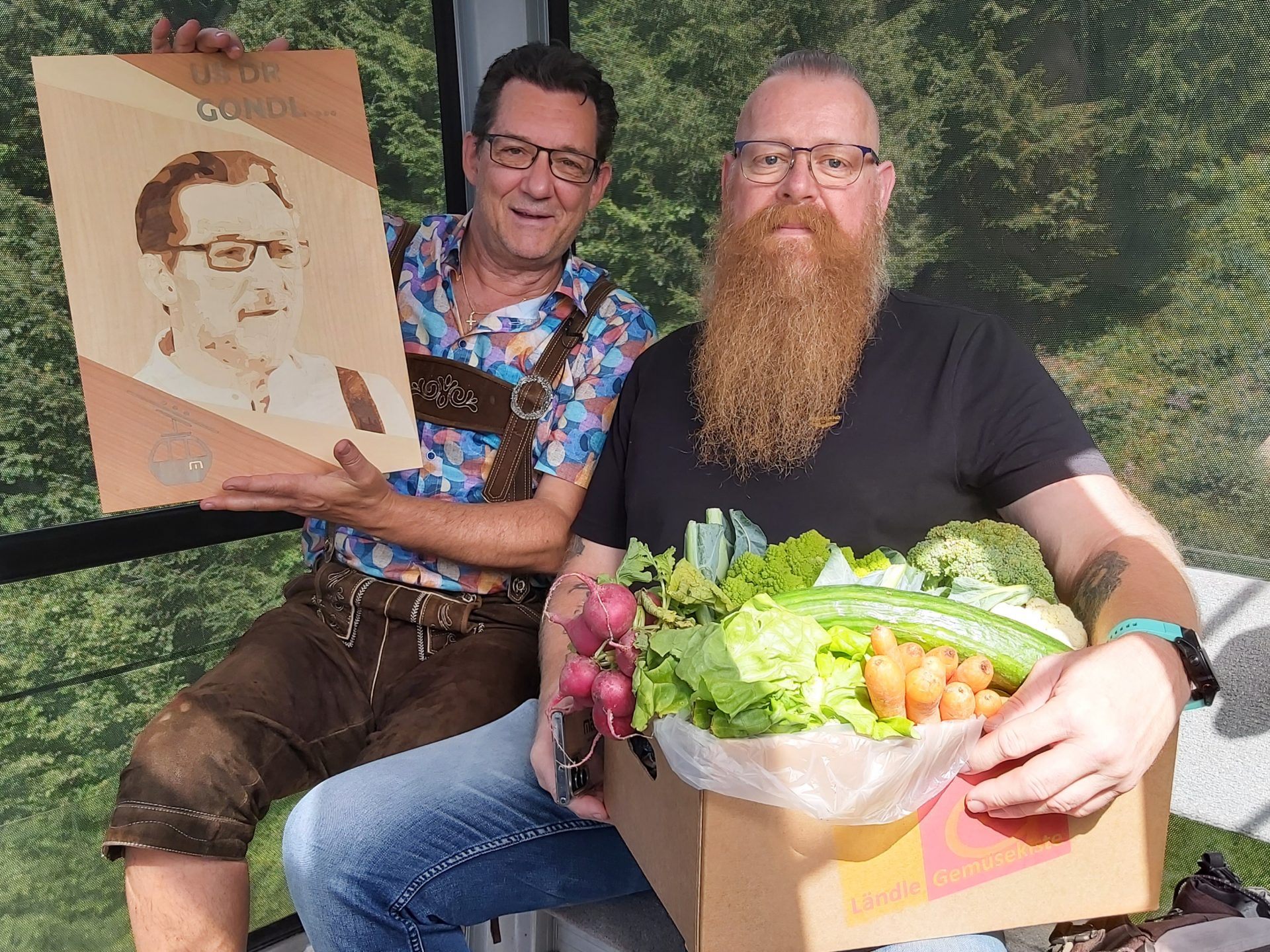 Intarsienkünstler Markus "Mäx" Khüny gratuliert Andreas Seeburger zur 300sten Gondelsendung mit einer genialen Einlegearbeit. Intarsienkünstler Markus "Mäx" Khüny gratuliert Andreas Seeburger zur 300sten Gondelsendung mit einer genialen Einlegearbeit.
