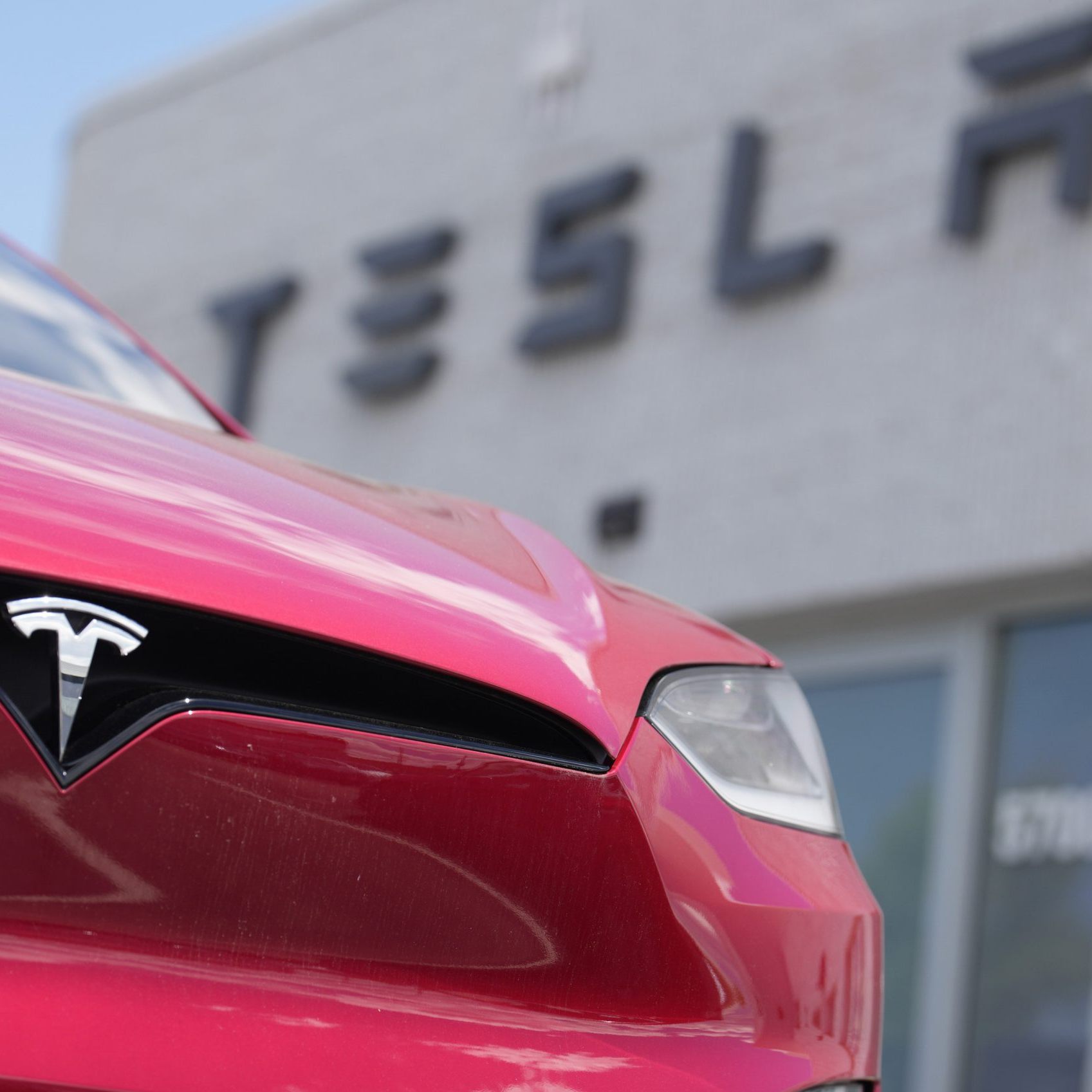 Tesla ruft fast 55.000 Model X zurück.