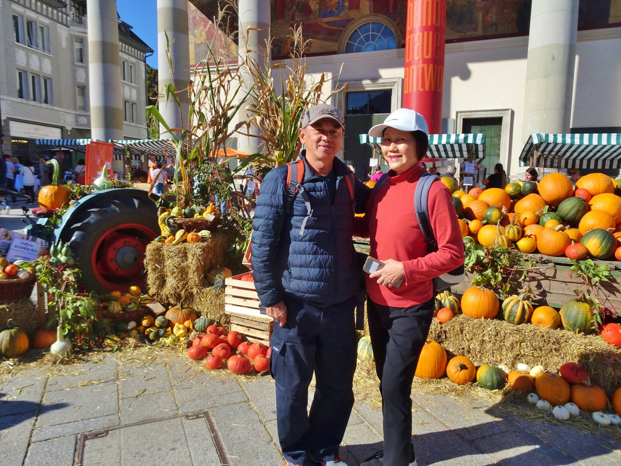 Brandon und Aileen aus Malaysia machten in ihrem Urlaub Stopp in Dornbirn und waren begeistert vom herbstlichen Flair rund um den Marktplatz. Brandon und Aileen aus Malaysia machten in ihrem Urlaub Stopp in Dornbirn und waren begeistert vom herbstlichen Flair rund um den Marktplatz.
