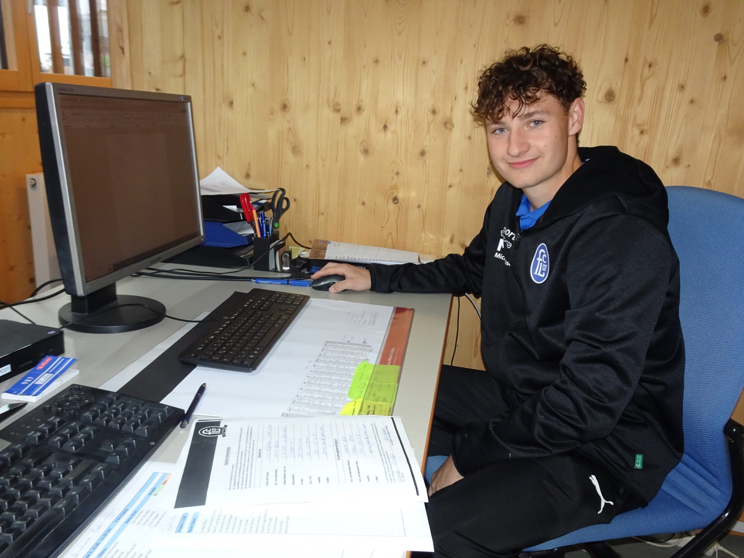Wenn Tobias Kohl nicht gerade selbst auf dem Platz als Spieler und Trainer steht, erledigt er vielseitige Bürotätigkeiten für den FC Lustenau 1907.