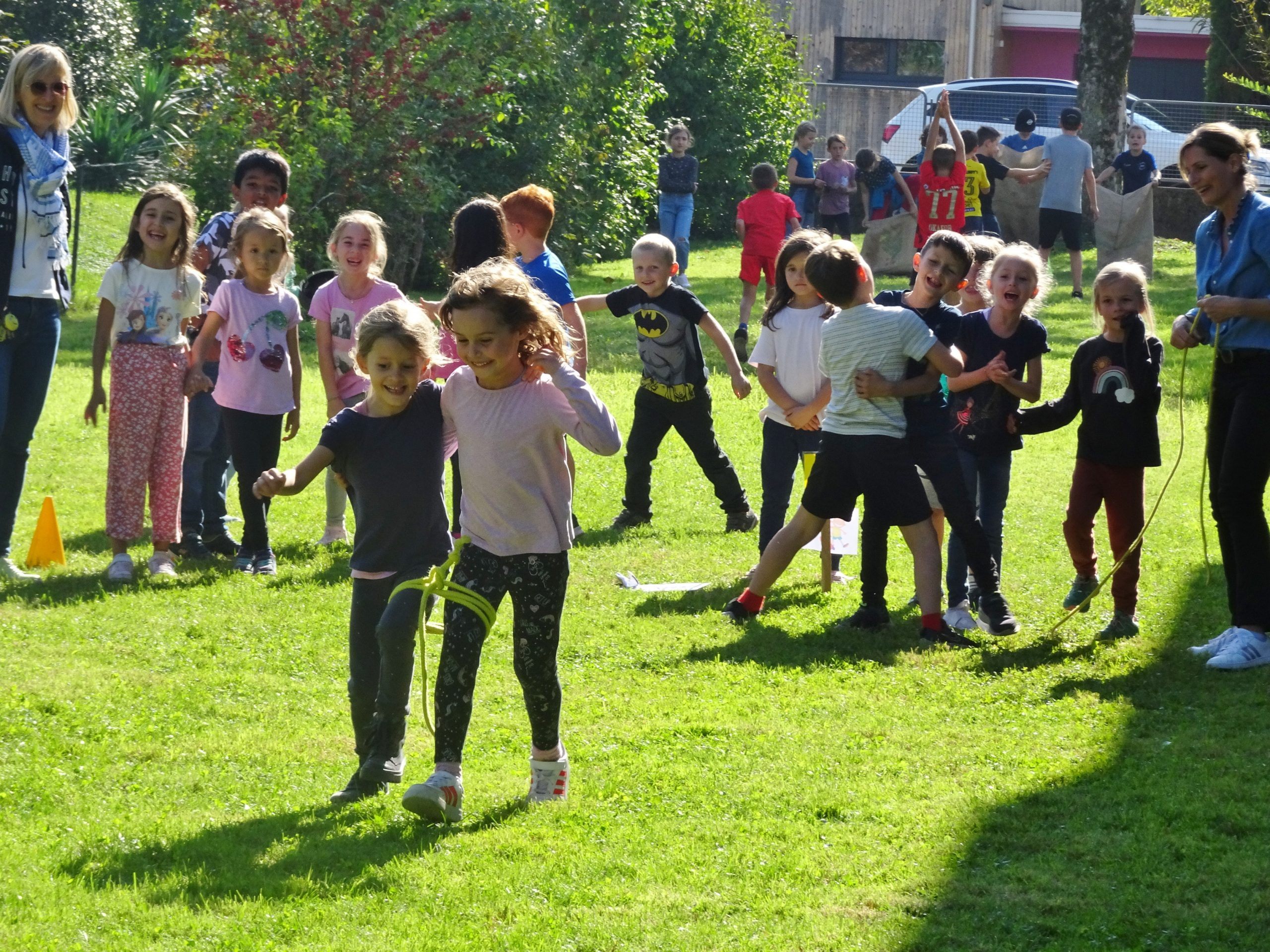Auf den zahlreichen Spielestationen konnten die Kinder ihre Geschicklichkeit beweisen. Auf den zahlreichen Spielestationen konnten die Kinder ihre Geschicklichkeit beweisen.