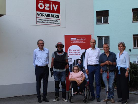 Lions Club Präsident DI Johannes Collini, ÖZIV Mitarbeiter Harald Reiter im „GERT“ Outfit, ÖZIV Präsidentin Karin Stöckler, Lions Club Mitglied Dr. Thomas Winsauer, ÖZIV Vizepräsident Georg Fritsch, ÖZIV SUPPORT Projektleiterin Elisabeth Schäfer Lions Club Präsident DI Johannes Collini, ÖZIV Mitarbeiter Harald Reiter im „GERT“ Outfit, ÖZIV Präsidentin Karin Stöckler, Lions Club Mitglied Dr. Thomas Winsauer, ÖZIV Vizepräsident Georg Fritsch, ÖZIV SUPPORT Projektleiterin Elisabeth Schäfer