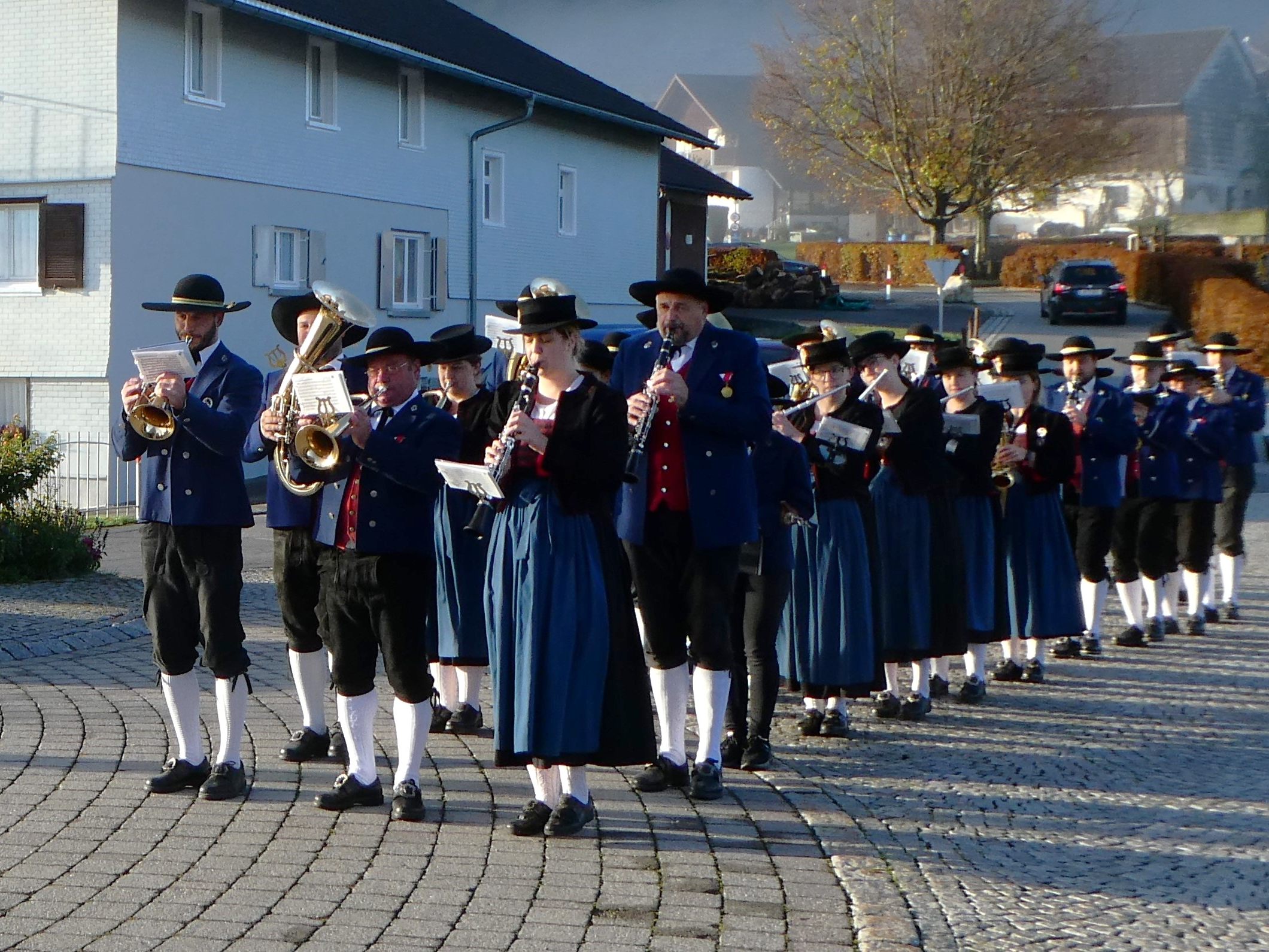 Feierlicher Akt am Dorfplatz: Der MV Buch als Gastgeber präsentiert mit dem MV Alberschwende historisch-traditionelle Musikstücke. Feierlicher Akt am Dorfplatz: Der MV Buch als Gastgeber präsentiert mit dem MV Alberschwende historisch-traditionelle Musikstücke.