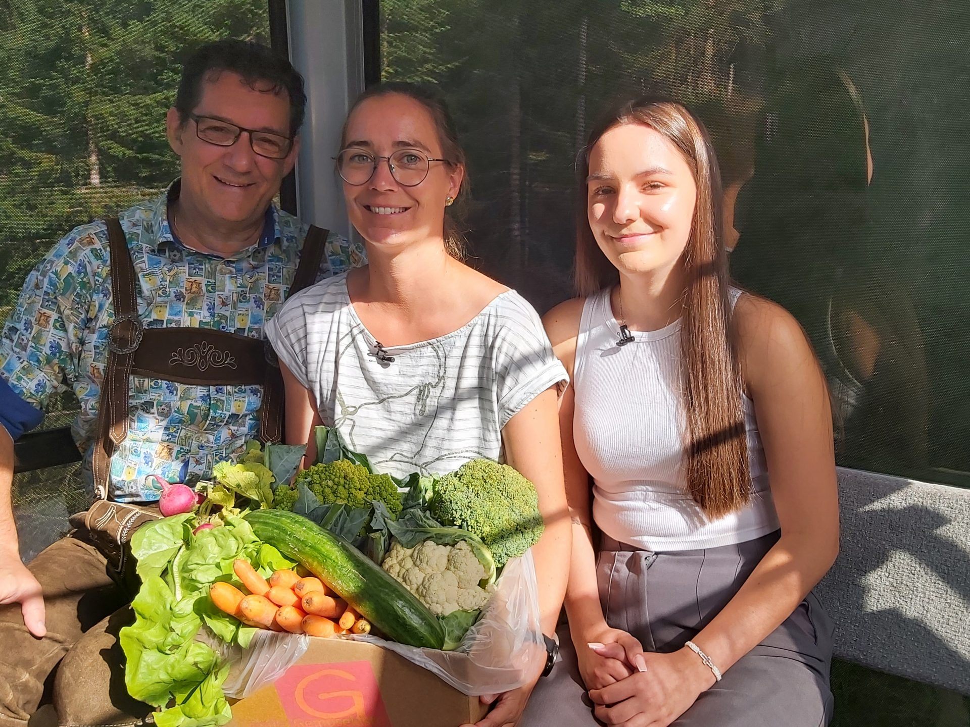 Lebenshilfe Sozialpädagogin Petra Zettel (mi) und Auszubildende Lana Bobar (re) sind bei Andreas Seeburger (li) in der 297. Sendung zu Gast in der Muttersberg TV Gondel.