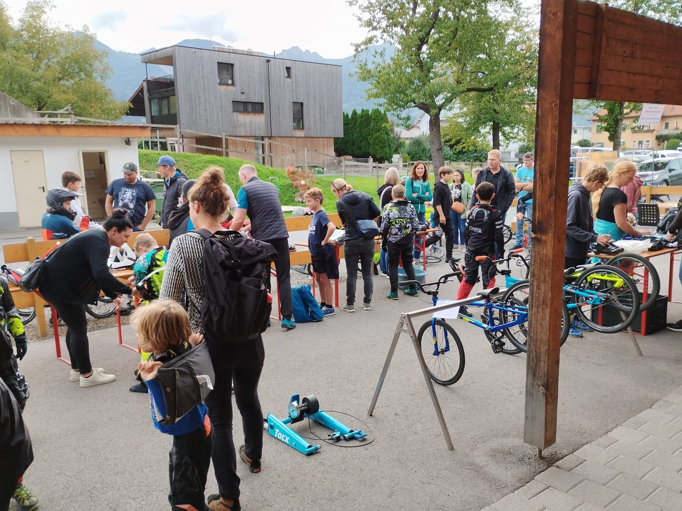 BMX-Flohmarkt im Gastgarten des Clubhauses
