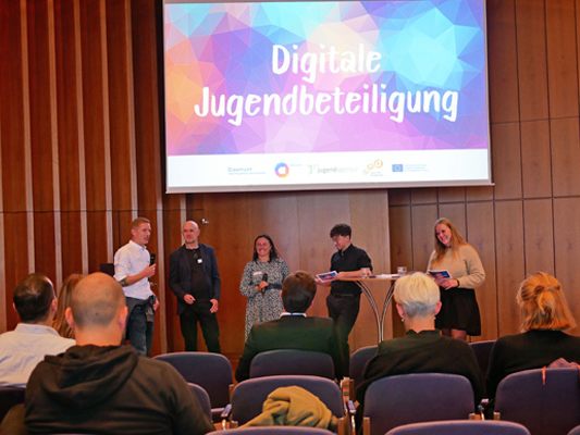 Im Rahmen des Fachtags konnten die Teilnehmer*innen – egal ob online oder vor Ort – digitale Tools kennenlernen, testen und über sie diskutieren. Im Rahmen des Fachtags konnten die Teilnehmer*innen – egal ob online oder vor Ort – digitale Tools kennenlernen, testen und über sie diskutieren.