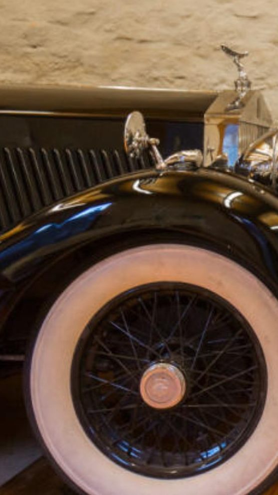 Dieses einzigartige Museum begeistert mit seiner umfangreichen Fahrzeugsammlung und erweckt die Epoche, aus der diese Automobil-Schätze stammen, zu neuem Leben.