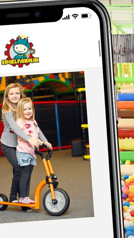 Von klassischen Spielgeräten wie Trampolinen bis hin zur actiongeladenen Go-Kart-Bahn findet man in der Spielfabrik alles, was das Herz begehrt!