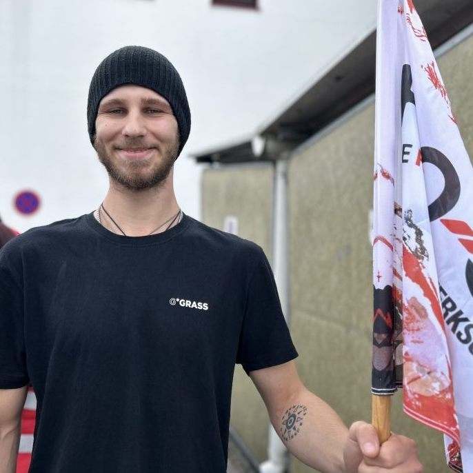 Dominik Lammer, Mitarbeiter der Firma Grass, setzt sich für eine Erhöhung des Kollektivvertrags ein.