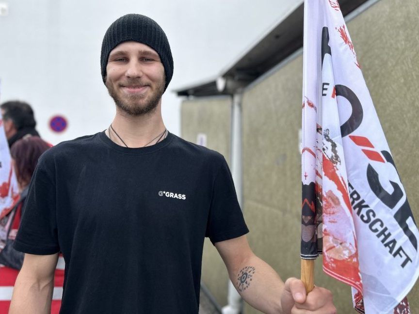 Dominik Lammer, Mitarbeiter der Firma Grass, setzt sich für eine Erhöhung des Kollektivvertrags ein.