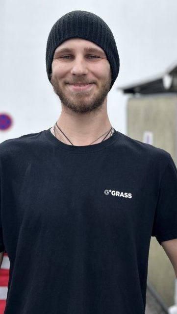 Dominik Lammer, Mitarbeiter der Firma Grass, setzt sich für eine Erhöhung des Kollektivvertrags ein.