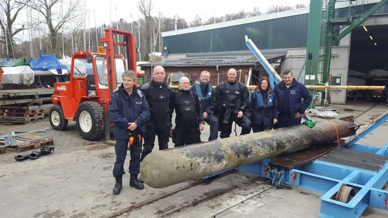 Die Bergungsmannschaft mit dem geborgenen Torpedo.