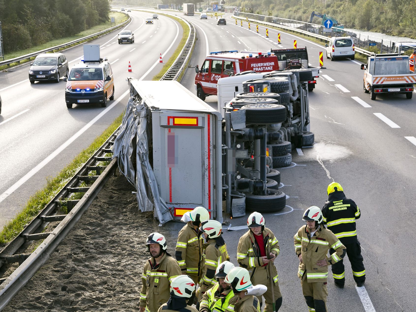 Mit Sand beladener Lkw kippte auf der A14 um. Mit Sand beladener Lkw kippte auf der A14 um.