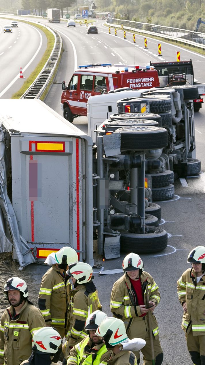 Mit Sand beladener Lkw kippte auf der A14 um.