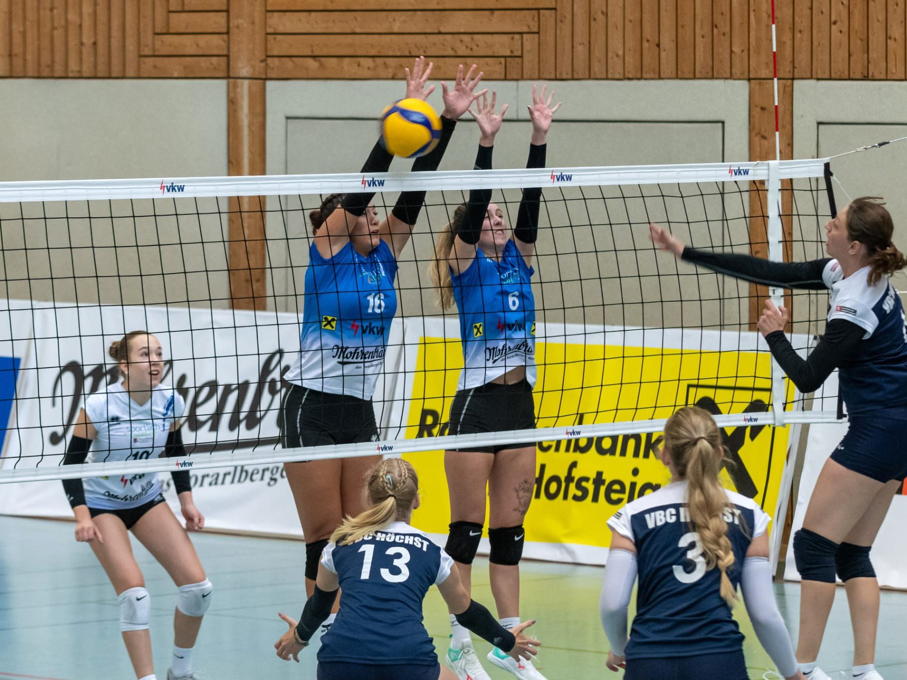 Die Mädels des VC Raiffeisen Dornbirn eröffnen den Heimspielabend. Die Mädels des VC Raiffeisen Dornbirn eröffnen den Heimspielabend.