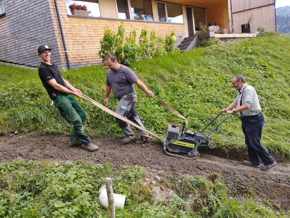 Die Wanderwege-Gruppe legte fleißig Hand an. Die Wanderwege-Gruppe legte fleißig Hand an.