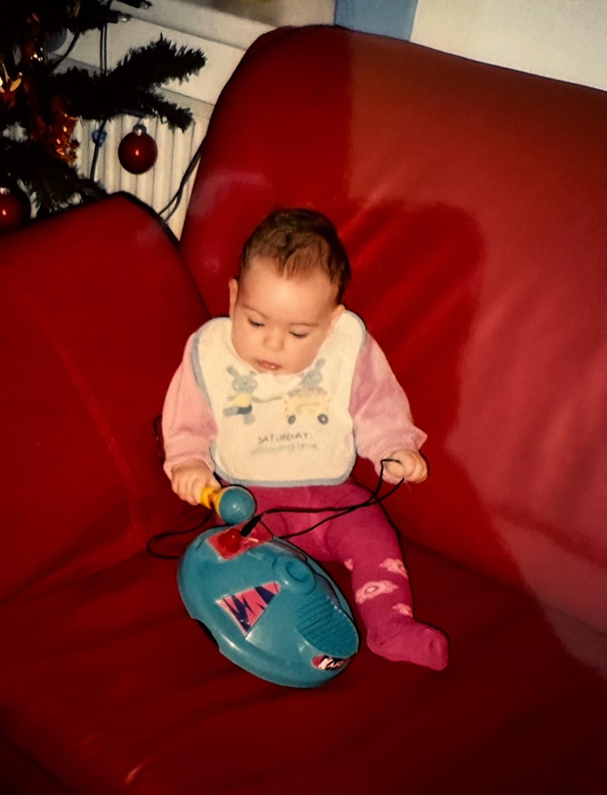Sogar als Baby griff Jana zum Mikrofon. 