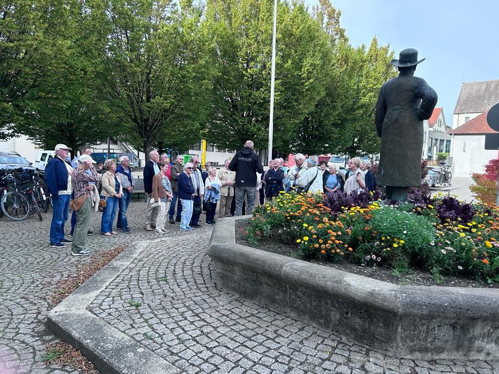 Vor der Winzergenossenschaft Hagnau