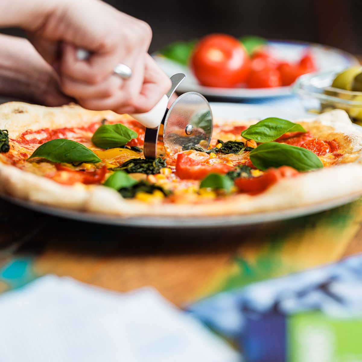 Im Handel sind nur wenige Fertig-Pizzen in Bio-Qualität und/oder rein pflanzliche Produkte erhältlich.