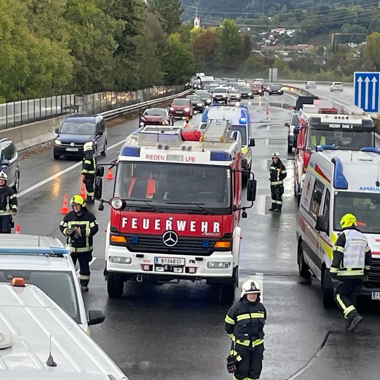 Zwei Personen wurden bei dem Unfall verletzt.