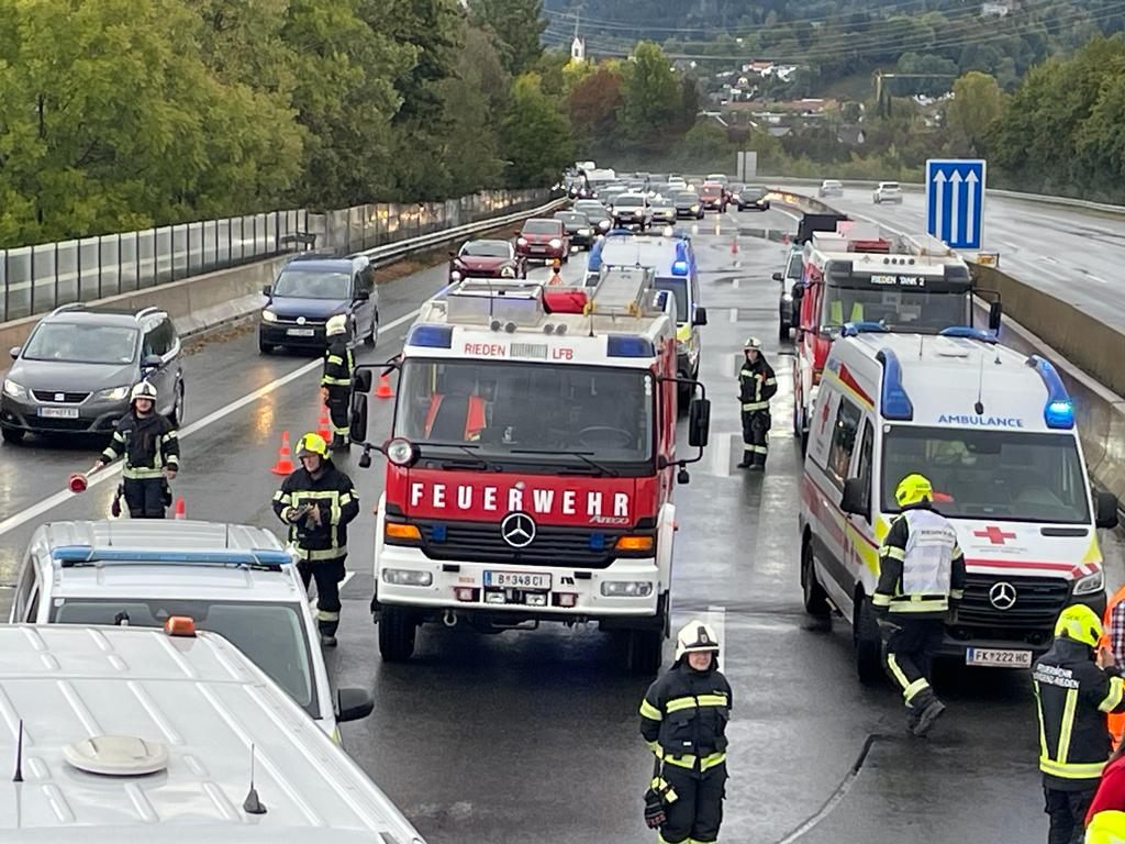 Zwei Personen wurden bei dem Unfall verletzt.