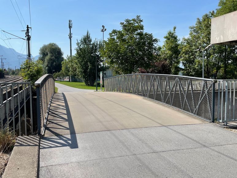Der Belag der Brücke muss dringend erneuert werden. Der Belag der Brücke muss dringend erneuert werden.