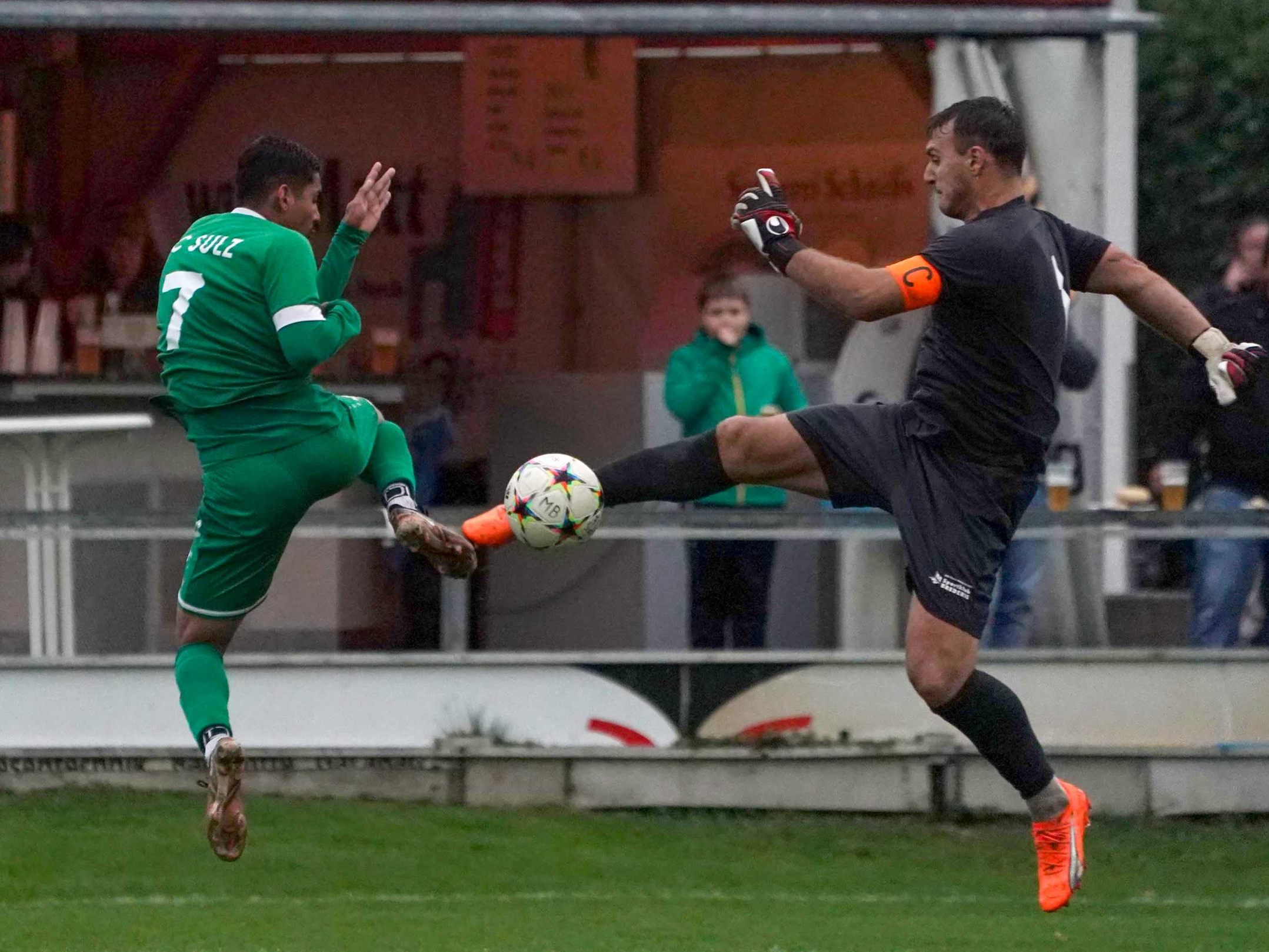 Adiel Silva de Moura wird von Torhüter Hehle gestoppt. Adiel Silva de Moura wird von Torhüter Hehle gestoppt.