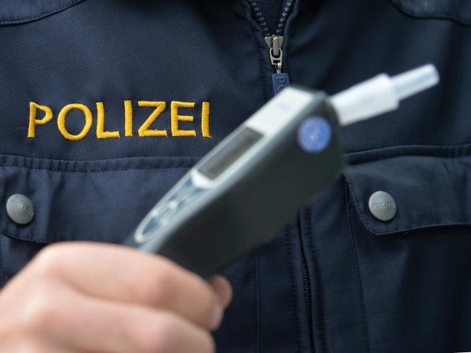Ein Betrunkener schlug in einem Wiener Lokal einem Polizisten ins Gesicht. Ein Betrunkener schlug in einem Wiener Lokal einem Polizisten ins Gesicht.
