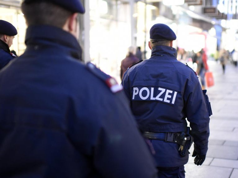 Ein Räuber schlug und würgte einen 37-Jährigen in Wien-Rudolfsheim-Fünfhaus auf offener Straße. Ein Räuber schlug und würgte einen 37-Jährigen in Wien-Rudolfsheim-Fünfhaus auf offener Straße.
